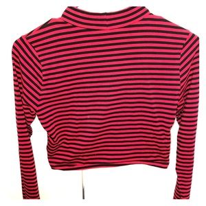 Cropped long sleeve shirt.